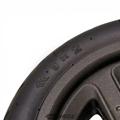 Schwarzer Flat-Free-Reifen mit Prägung für Segway-Ninebot F-Serie